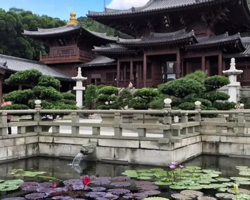 Small-Group Tour: Kowloon Temples and Markets Discovering